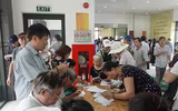 Người dân Hà Nội hào hứng đi làm thẻ xe buýt miễn phí